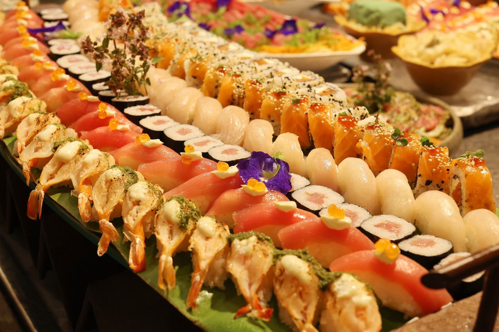 Buffet montado com travessas de frutos do mar do Festival Zé Maria